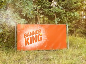 Bauzaunbanner kaufen: Banner vor einem Wald an einem Bauzaun