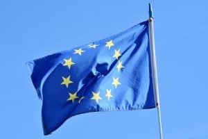 Fahnen & Flaggen drucken: Schöne Europaflagge im Wind